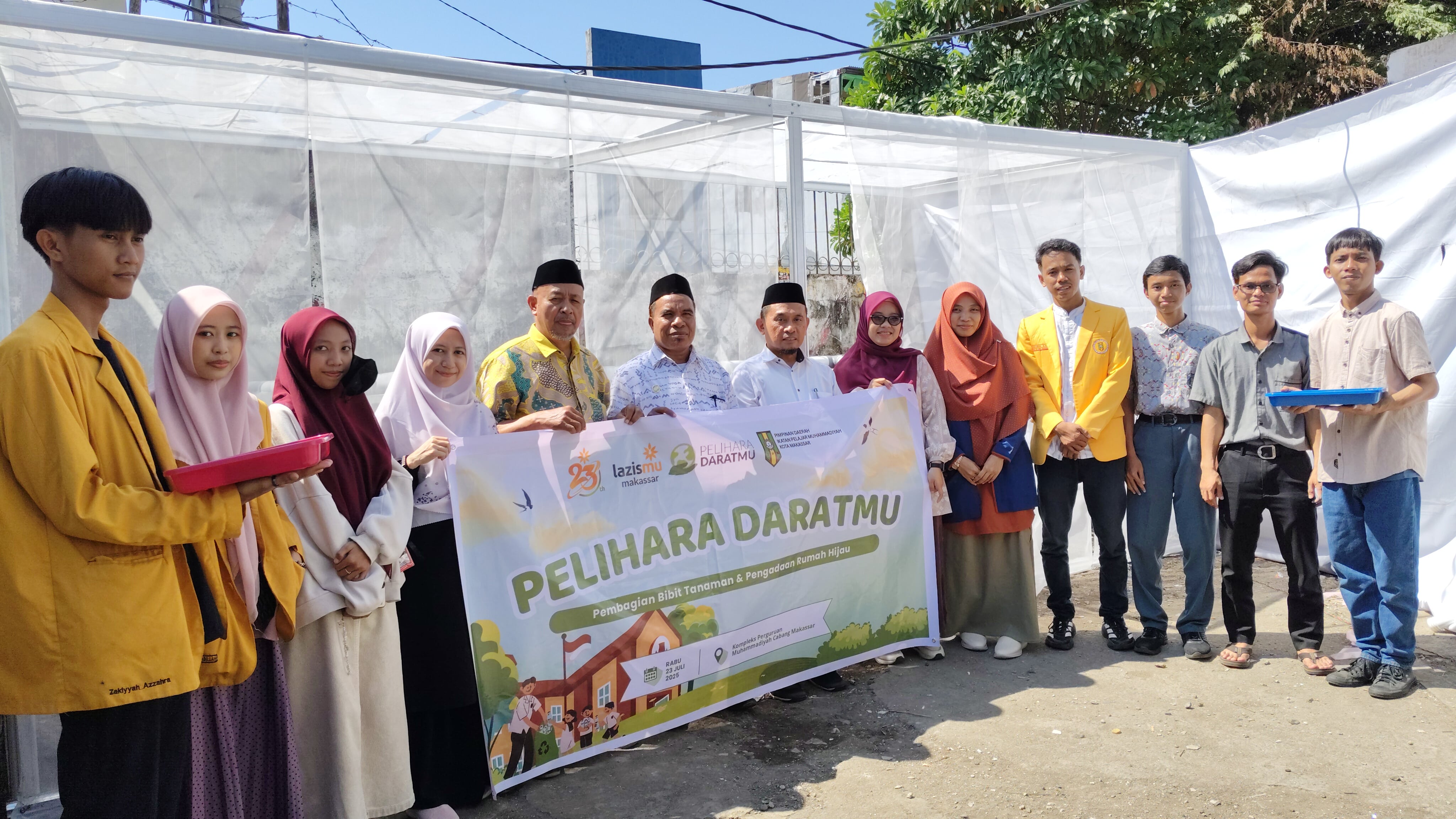 Inovasi Konservasi Lingkungan Hidup: Transformasi Tempat Sampah menjadi Green House oleh LAZISMU Makassar dan IPM Makassar